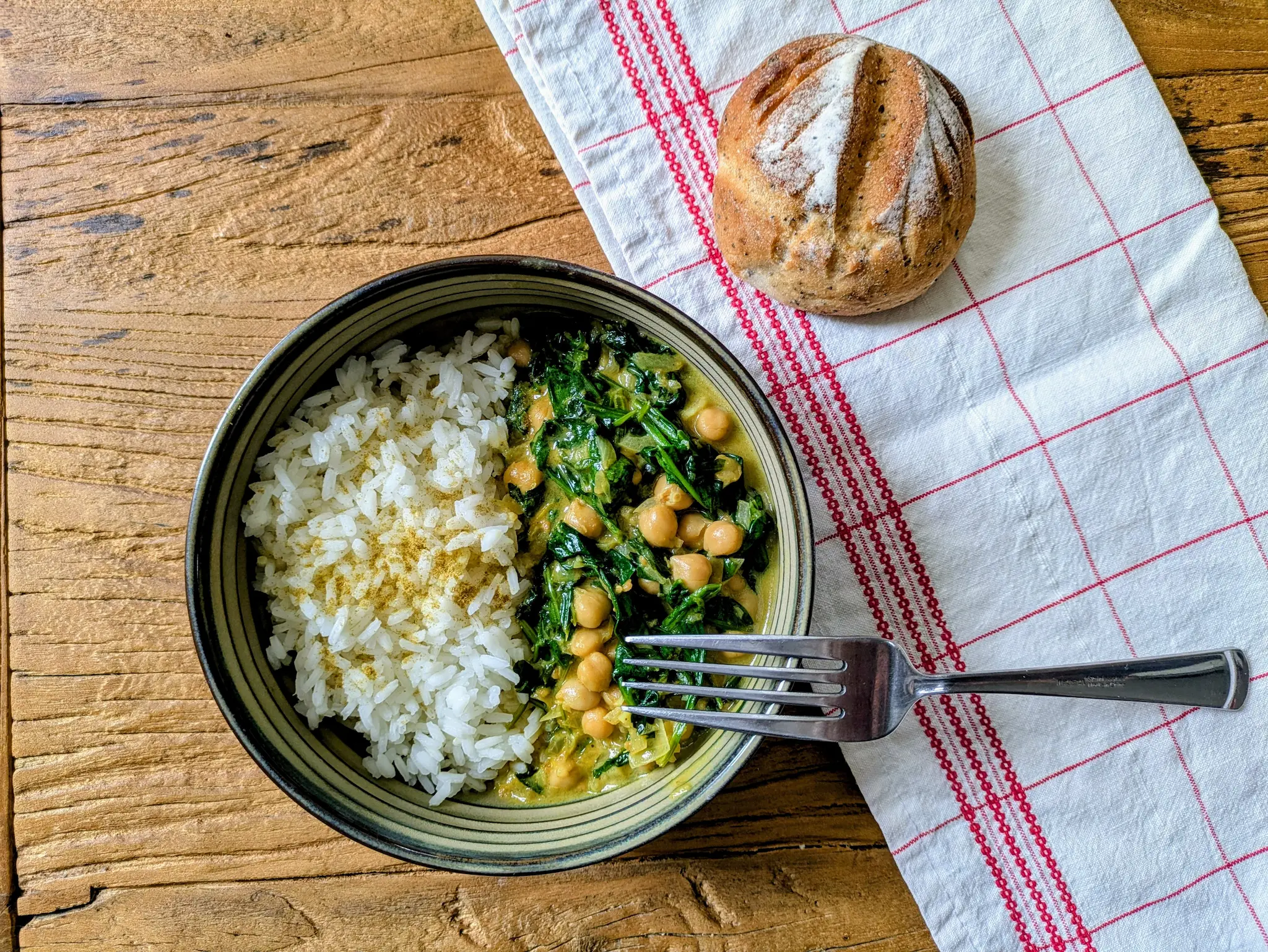 Recette : Curry d'épinards et pois chiche au lait de coco | Spatul.fr